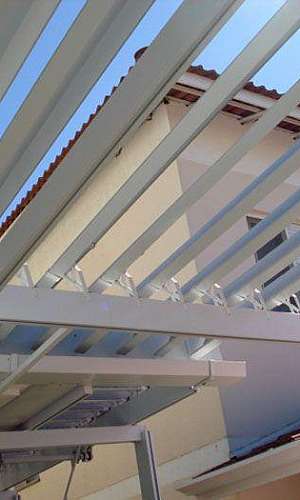 Cobertura de policarbonato abre e fecha Cobertura de policarbonato abre e fecha