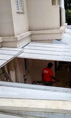 Cobertura retrátil em policarbonato Cobertura retrátil em policarbonato