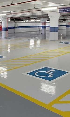 Demarcação de faixas para estacionamento Demarcação de faixas para estacionamento